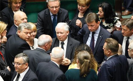 Jarosław Kaczyński w otoczeniu posłów PiS