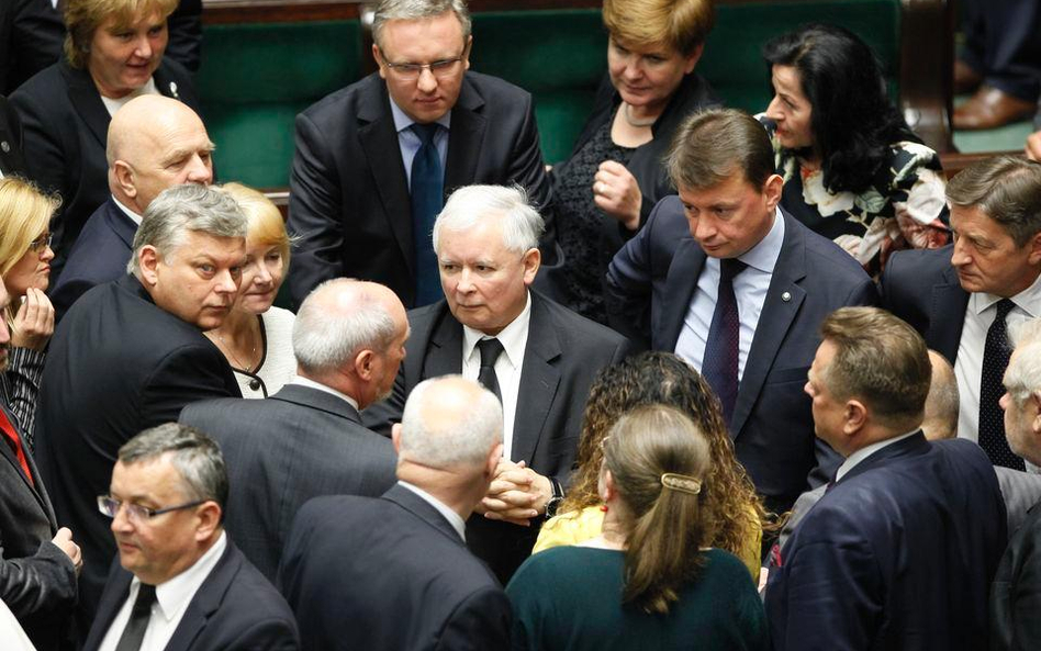 Jarosław Kaczyński w otoczeniu posłów PiS