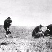Członkowie Einsatzgruppen C rozstrzeliwują kijowskich Żydów w pobliżu Iwanogrodu. W tych egzekucjach