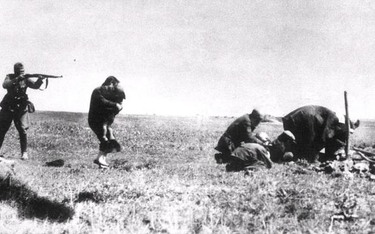 Członkowie Einsatzgruppen C rozstrzeliwują kijowskich Żydów w pobliżu Iwanogrodu. W tych egzekucjach