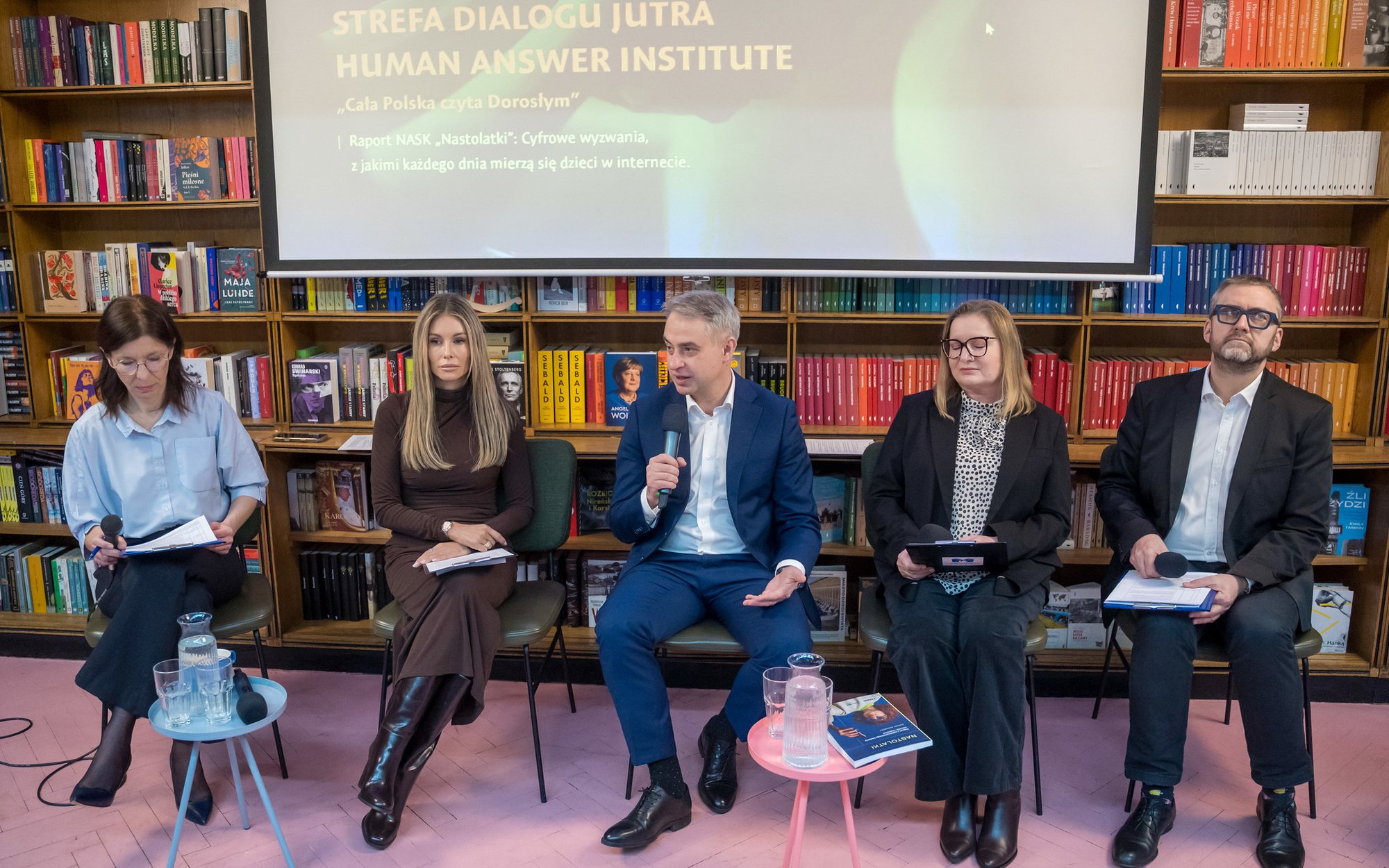 "The full   of Poland reads to adults", or how to perceive  to teenagers