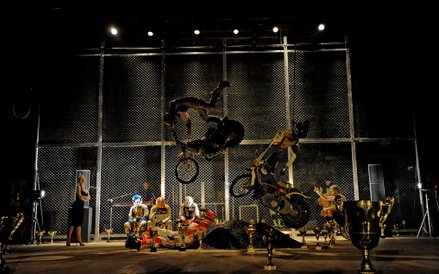 Ambitna kraksa cenionego reżysera czyli Szwoleżerowie Jana Klaty w Teatrze Polskim w Bydgoszczy z 20