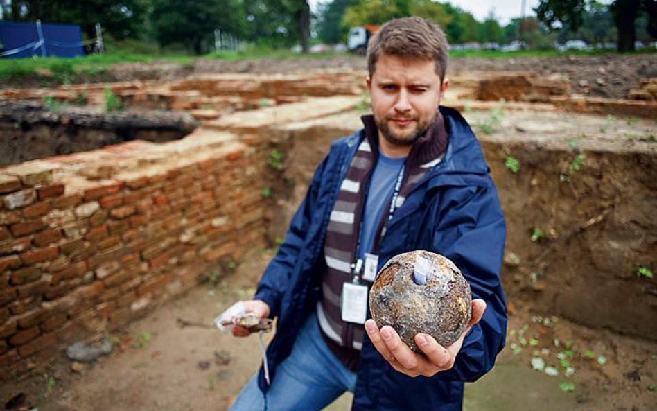 Michał Mackiewicz, kustosz Muzeum Wojska Polskiego, z granatem bez zapalnika z przełomu XVIII i XIX 