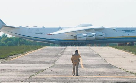 Największy samolot świata, An-225 Mrija ma we wtorek przywieźć do Polski szósty już transport sprzęt