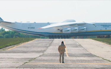 Największy samolot świata, An-225 Mrija ma we wtorek przywieźć do Polski szósty już transport sprzęt
