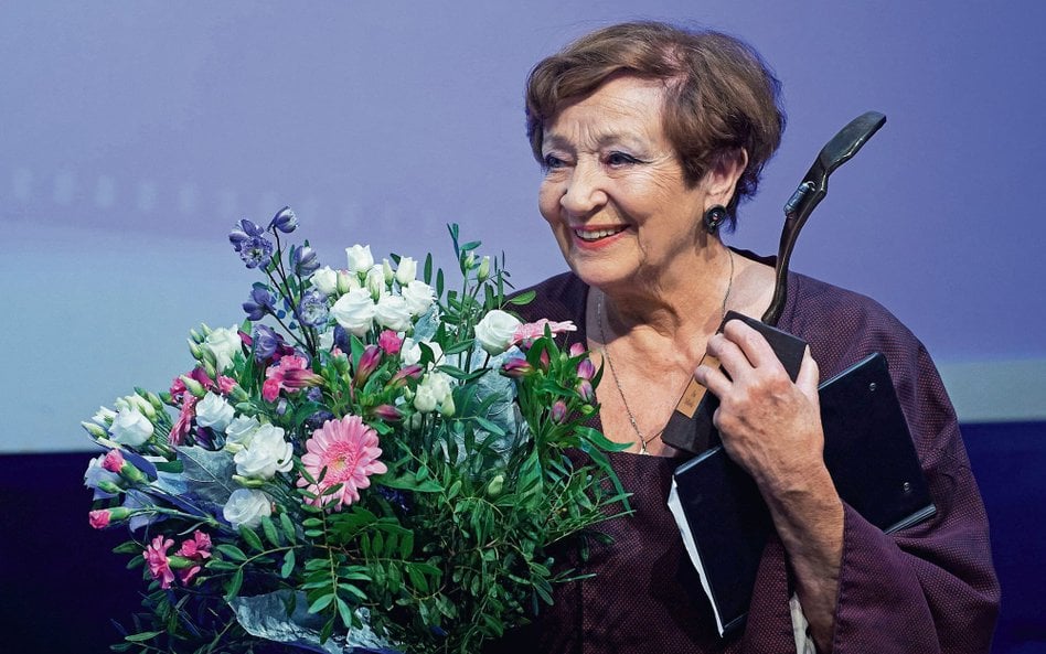 Ewa Dałkowska zmarła 8 czerwca 2025 r., miała 78 lat. Na zdjęciu z nagrodą Platynowego Opornika podc