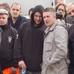 Tommy Robinson (w jasnym płaszczu)