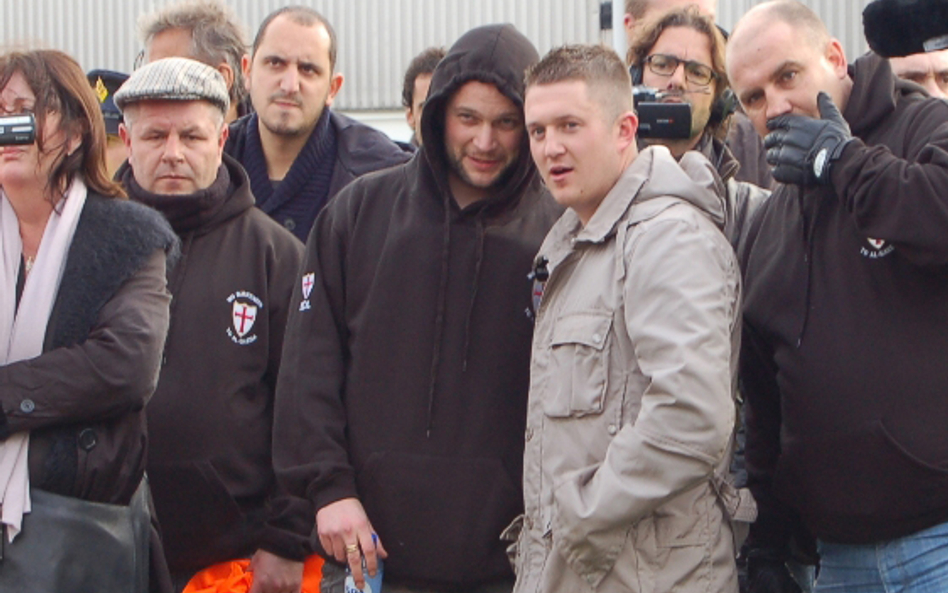 Tommy Robinson (w jasnym płaszczu)