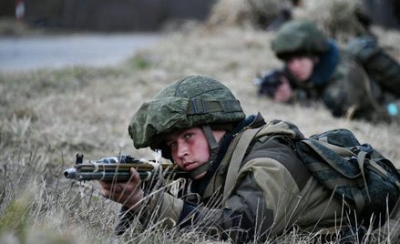 Rosyjscy spadochroniarze na białoruskim poligonie w pobliżu Witebska.