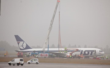Boeing 767 lecący z Newark w USA lądował awaryjnie na warszawskim lotnisku bez wysunietych kół