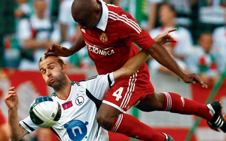 Danijel Ljuboja strzelił dla Legii pierwszą bramkę. Nad nim obrońca Wisły Oscar Chavez