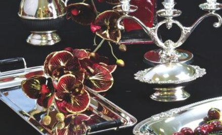Zastawa wykonana z mosiądzu platerowanego srebrem. Szlachetny materiał i klasyczne formy. Może być u