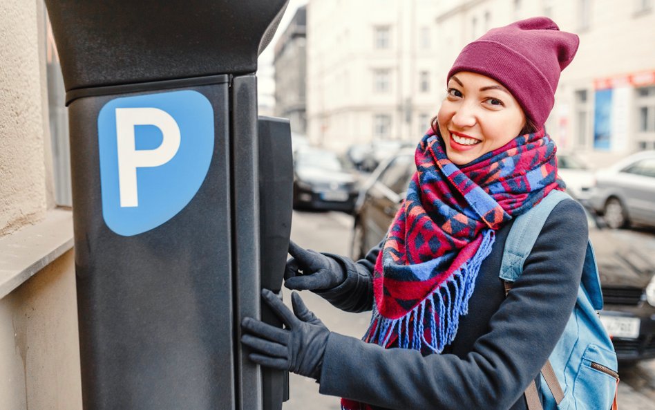 Warszawa jeszcze się zastanawia, ale w innych polskich metropoliach opłaty za parkowanie idą ostro w