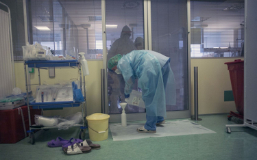 Czechy: 6 zgonów chorych na COVID na 100 tys. osób w 14 dni
