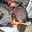 Podczas antyamerykańskich protestów w Iraku płonęły zdjęcia z wizerunkiem prezydenta USA