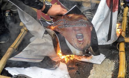 Podczas antyamerykańskich protestów w Iraku płonęły zdjęcia z wizerunkiem prezydenta USA