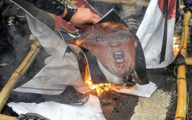 Podczas antyamerykańskich protestów w Iraku płonęły zdjęcia z wizerunkiem prezydenta USA