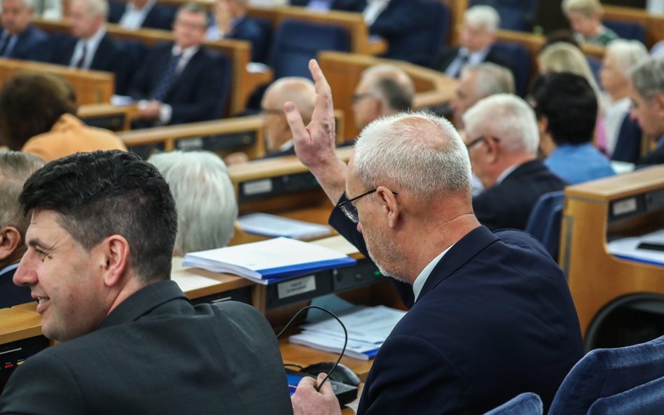 Senat za zmianami w ułatwieniach dla pracowników i związkowców