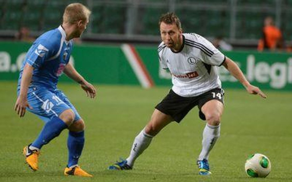 W akcji z piłką Jakub Wawrzyniak (z prawej) z Legii przed Ryanem Fraughanem z The New Saints FC