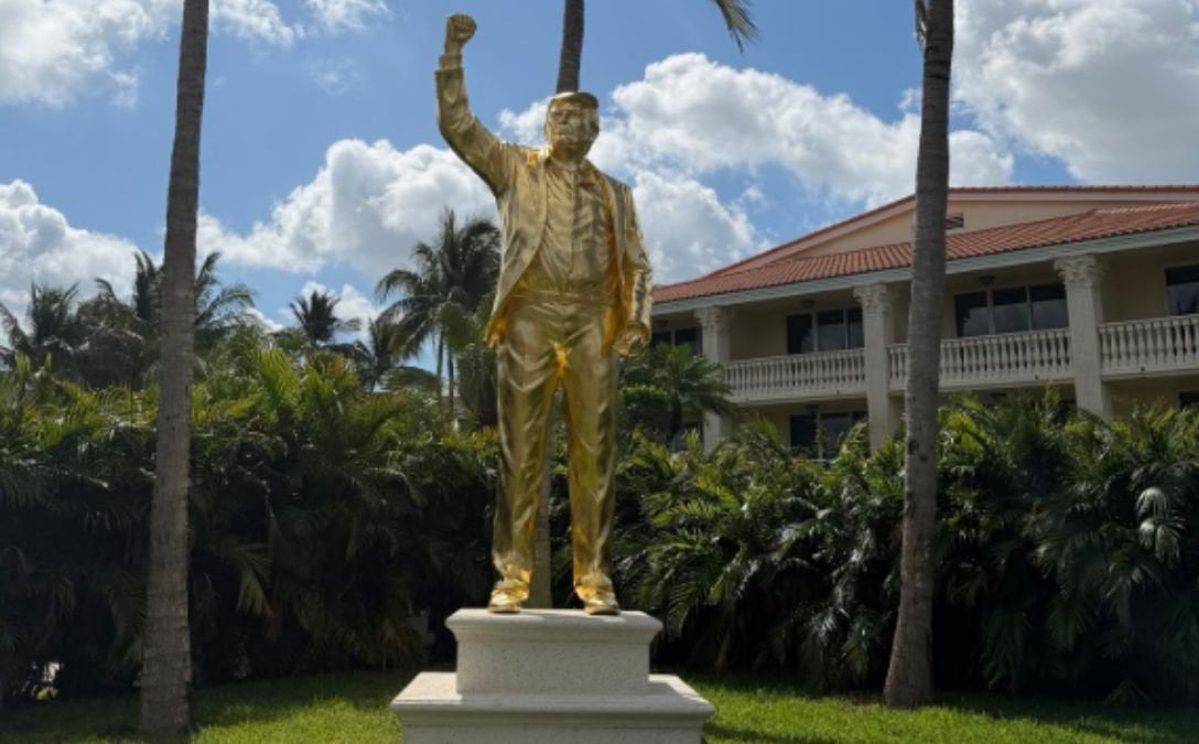 „Don Colossus". Złoty pomnik Trumpa stanął na polu golfowym w Miami