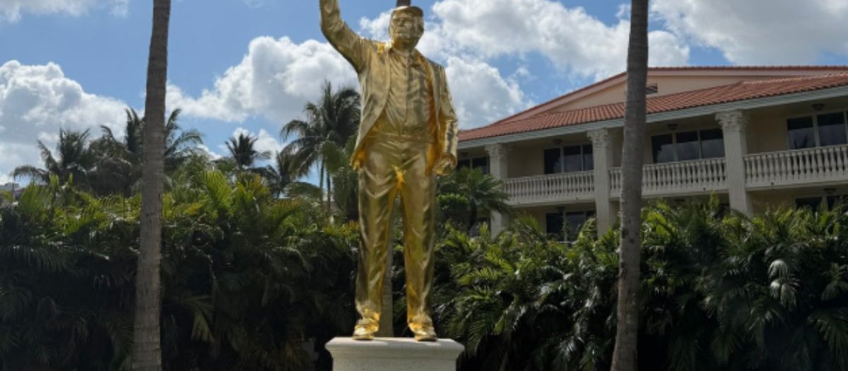 "Don Colossus". Golden statue of Trump stood on Miami golf course
