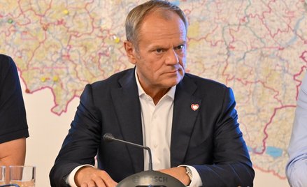 Premier Donald Tusk podczas narady sztabu kryzysowego we Wrocławiu