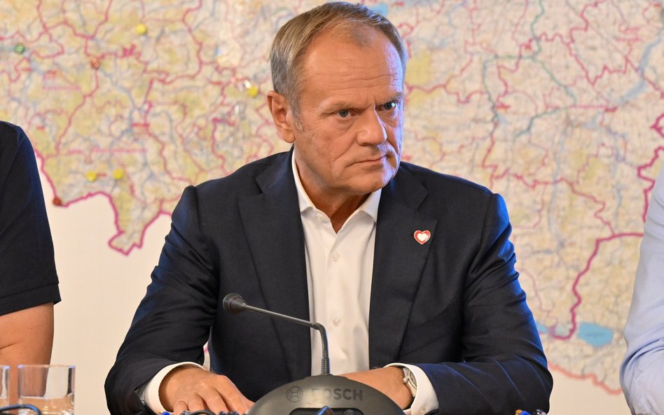 Premier Donald Tusk podczas narady sztabu kryzysowego we Wrocławiu