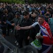 Protestujący i policjanci podczas demonstracji po skazaniu Vikruma Digwy za morderstwo studenta Henr