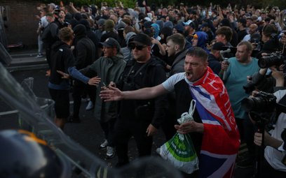 Protestujący i policjanci podczas demonstracji po skazaniu Vikruma Digwy za morderstwo studenta Henr