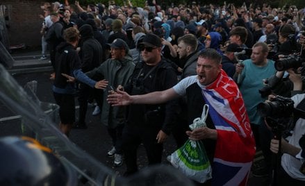 Protestujący i policjanci podczas demonstracji po skazaniu Vikruma Digwy za morderstwo studenta Henr