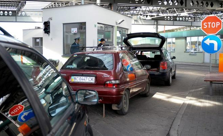 Auta przekraczające granicę, którymi przewożony jest przemycany towar, często są do tego celu specja