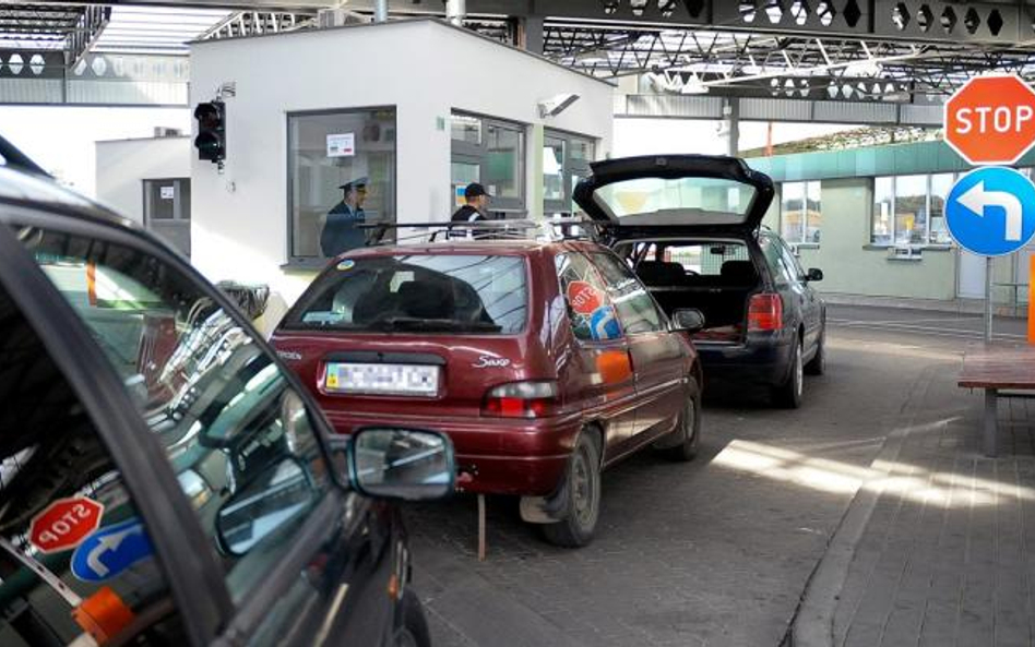 Auta przekraczające granicę, którymi przewożony jest przemycany towar, często są do tego celu specja