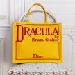 Torba Dior Tote Bag z odwołaniem do książki „Drakula” Brama Stokera.