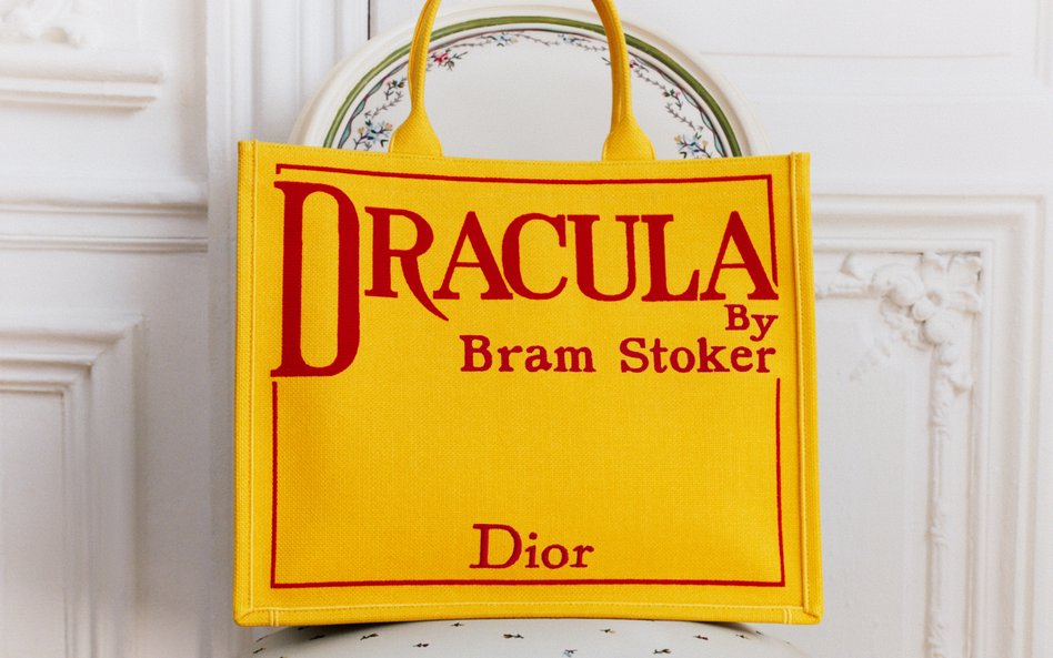 Torba Dior Tote Bag z odwołaniem do książki „Drakula” Brama Stokera.