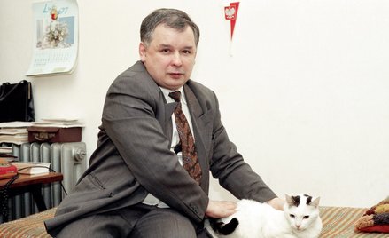 Jarosław Kaczyński (na zdjęciu z 1997 r.) przedstawia się jako miłośnik zwierząt, ale programowe pro