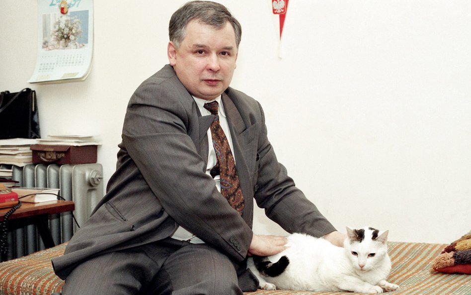 Jarosław Kaczyński (na zdjęciu z 1997 r.) przedstawia się jako miłośnik zwierząt, ale programowe pro