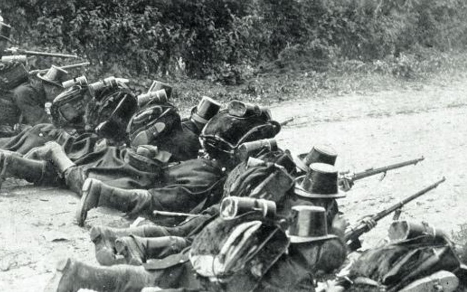 Żołnierze belgijscy usilują powstrzymać Niemców w sierpniu 1914 r.