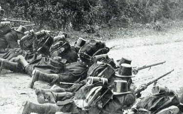 Żołnierze belgijscy usilują powstrzymać Niemców w sierpniu 1914 r.