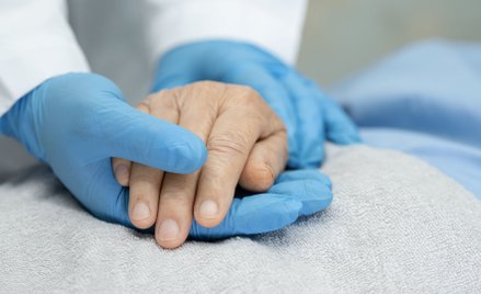 82-latka zamarzła przed zamkniętymi drzwiami domu opieki