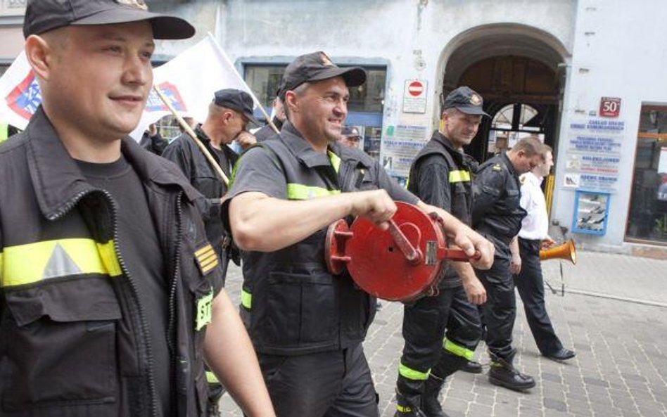 Mundurowi już protestują przeciwko niskim płacom i planom zmian w emeryturach. Na zdjęciu demonstrac