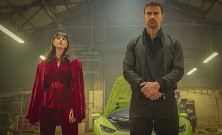 Kaya Scodelario w roli Susie i Theo James jako książe Eddie