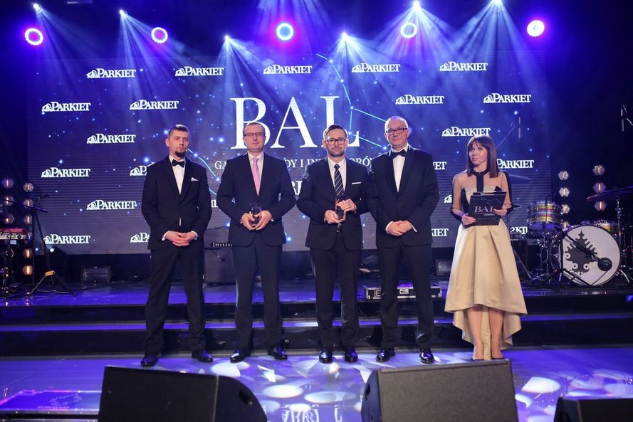 Statuetkę GWIAZDA ROKU 2020 w kategorii "Człowiek Roku" według czytelników "Parkietu" otrzymali Pawe