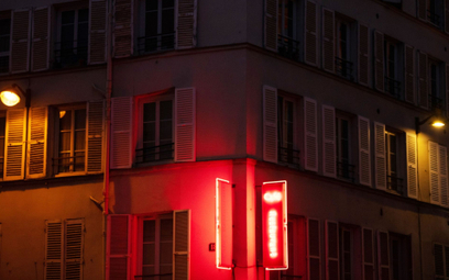 Parkourowcy wyłączają światła witryn sklepowych we Francji