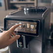 Saeco Xelsis Suprema i jego dotykowy panel pozwalający personalizować kawę i napoje kawowe.
