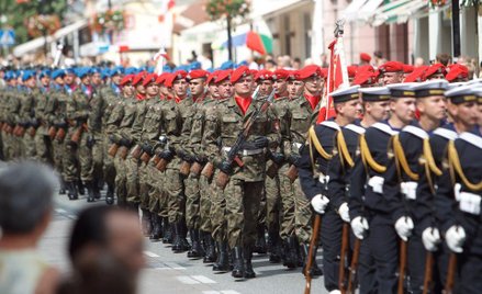 Prezydent serwuje Polakom defiladę