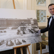Prezydent Andrzej Duda ogląda wystawę dotyczącą Pałacu Saskiego