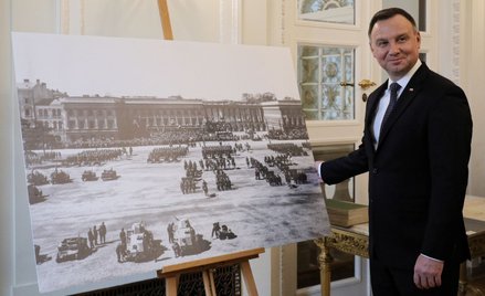 Prezydent Andrzej Duda ogląda wystawę dotyczącą Pałacu Saskiego