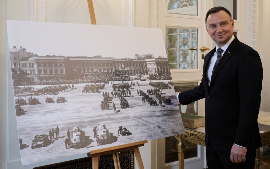 Prezydent Andrzej Duda ogląda wystawę dotyczącą Pałacu Saskiego