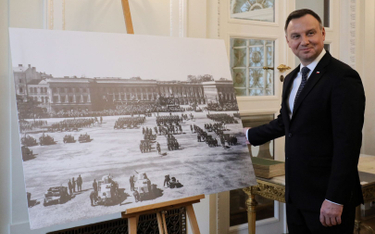 Prezydent Andrzej Duda ogląda wystawę dotyczącą Pałacu Saskiego