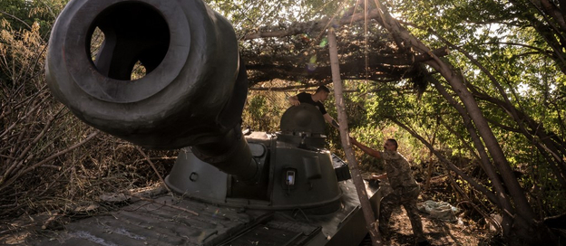 Ukraińscy żołnierze 24. brygady zmechanizowanej przygotowujący się do wystrzelenia 122-milimetrowej 
